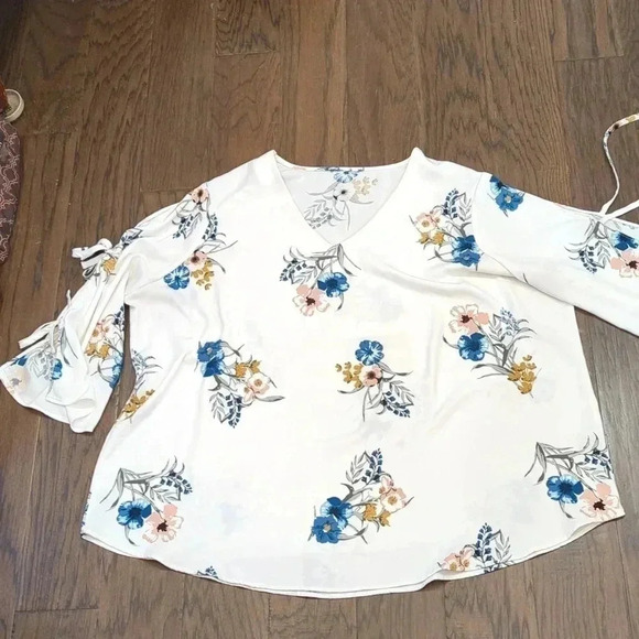 Cold Arm  Blouse - Picture 6 of 11